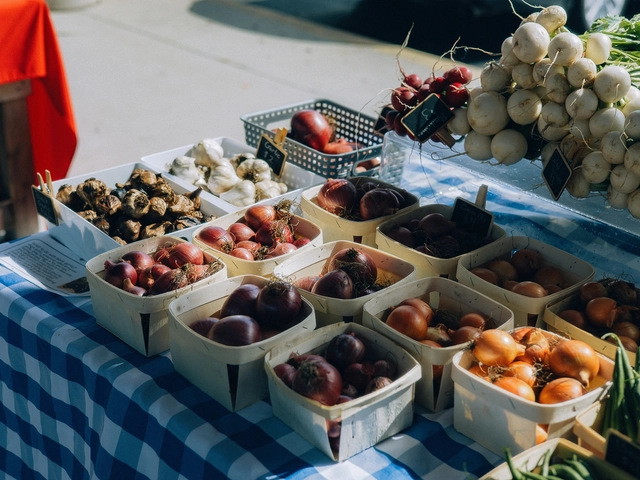 Small business runs farmers' market stand